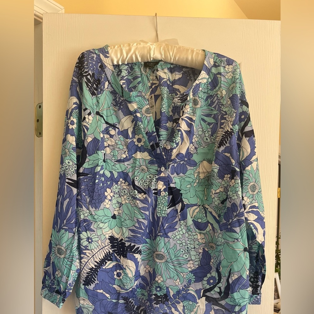 Talbots NWT summer blouse in tissue weight fabric all blues! Size 1XP pretty!